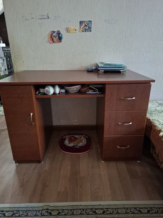 Парта в хорошем состоянии деревянный. Парта