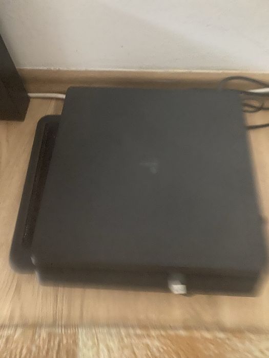 Ps4 500gb cu jocuri si Joystick