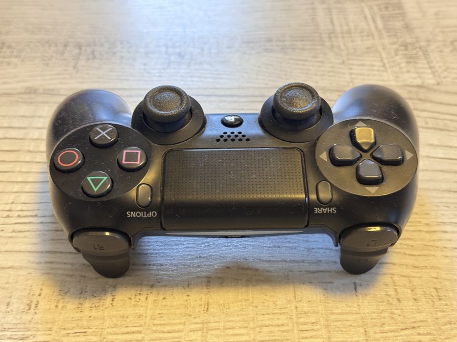 PlayStation 4 PRO cu 2 manete