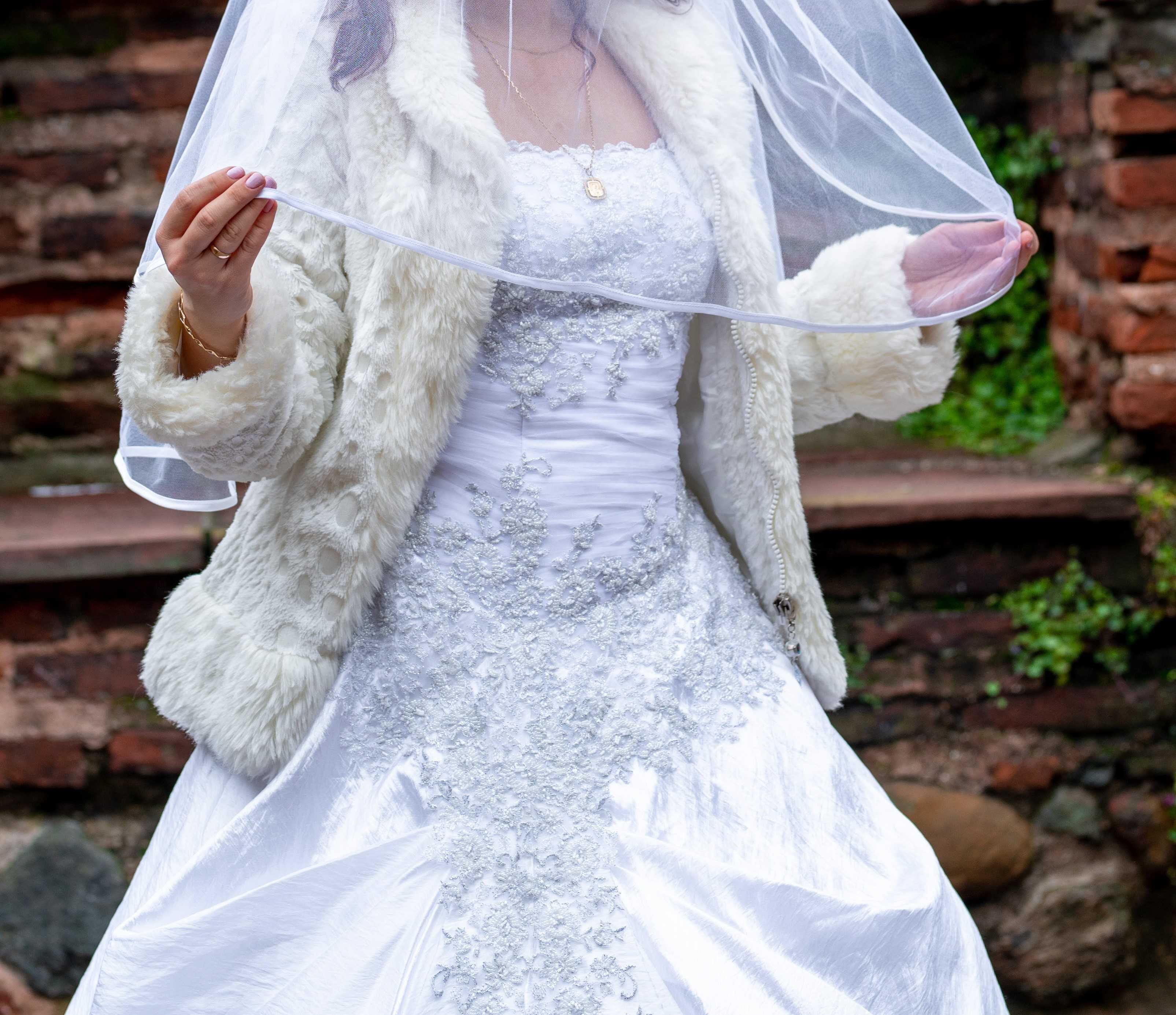Сватбена рокля, воал и ръкавици