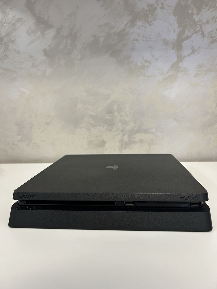 PS4 Slim 1TB + 2 manete