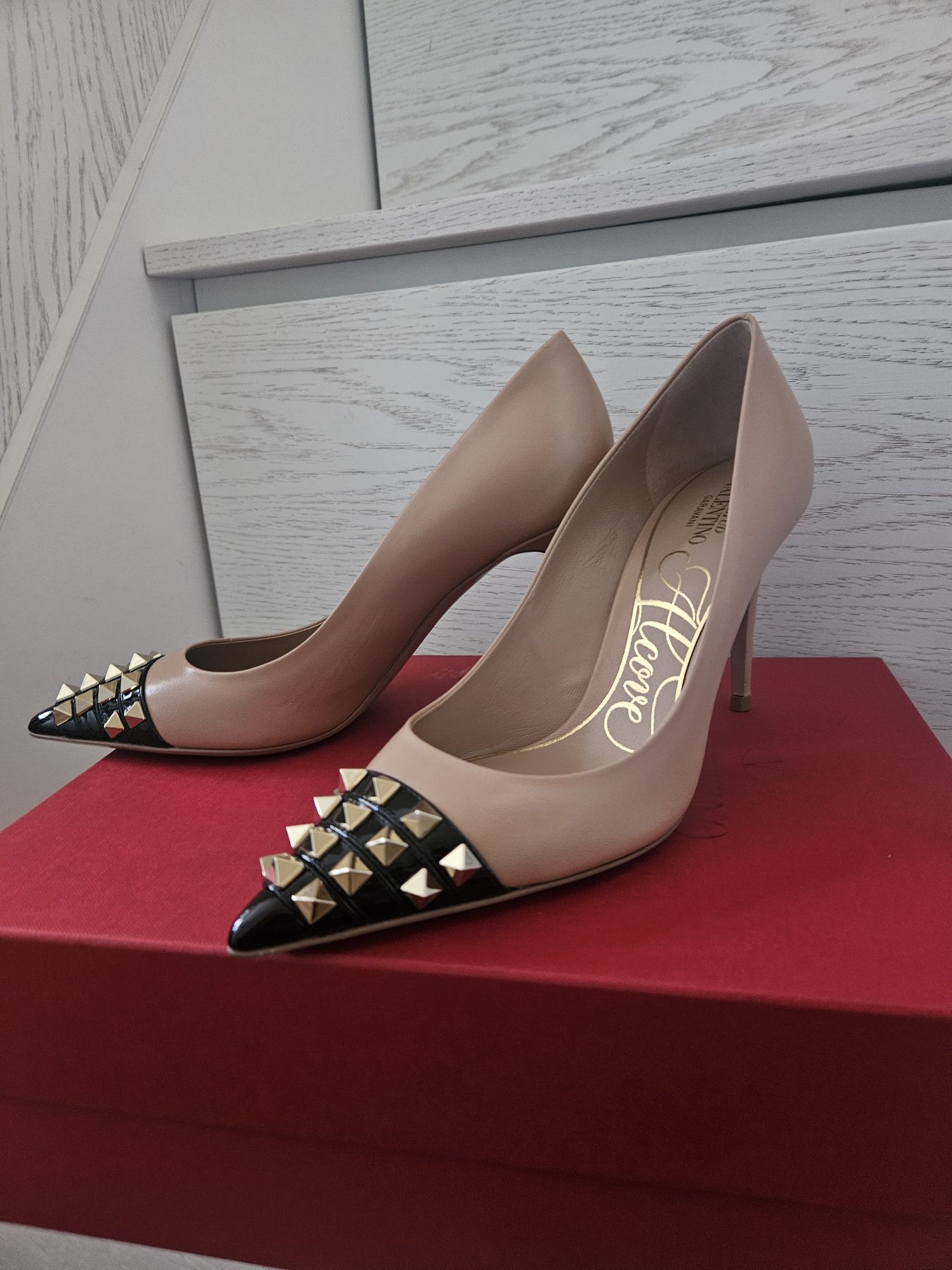 Нови Valentino Garavani на 1/3 от истинската цена