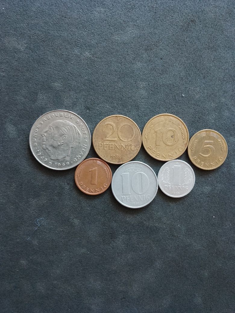 Vind și schimb mai multe monede românești și străine pentru colecție