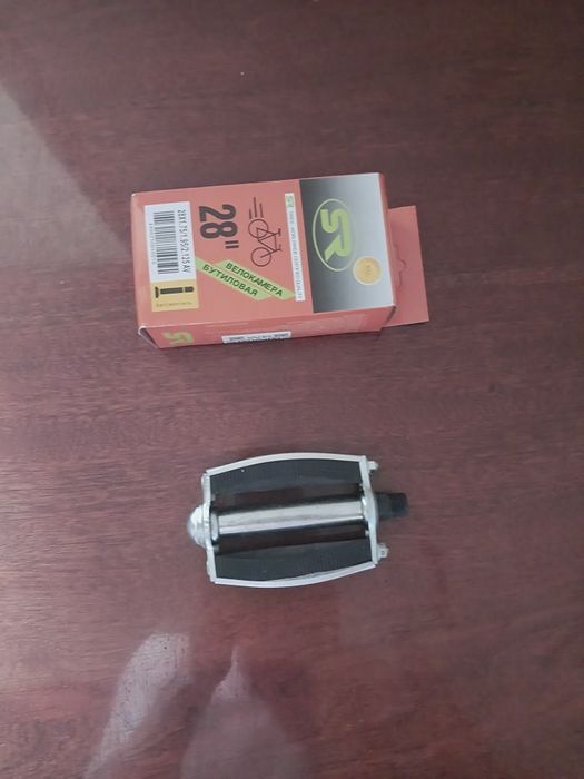 Продам  велосипедную камеру 28,левую педаль .