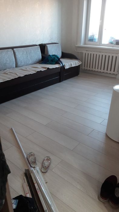 Укладка ламината. Ламинат. Наливной пол.  Стяжка пола. Плинтус.