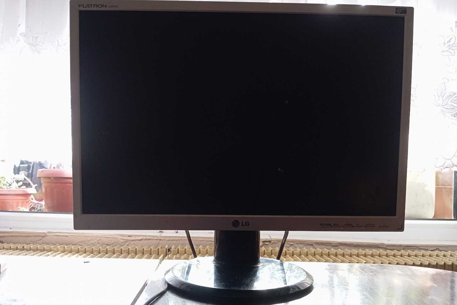 Продавам LG LCD Monitor L225WS 22" Silver