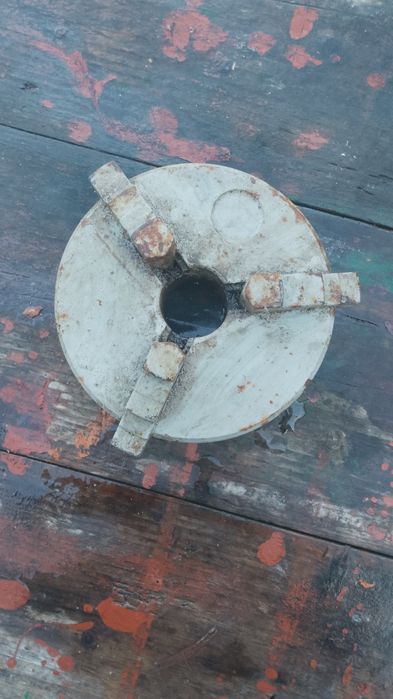 Piesă universal pentru prindere la strung