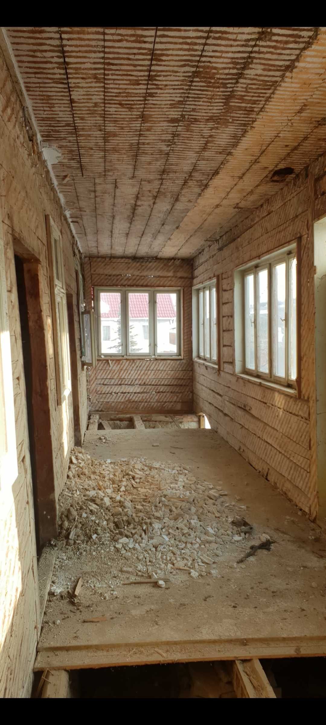 Casă din lemn masiv de vînzare