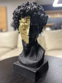 Глава Давид от Микеланджело със златен мотив
