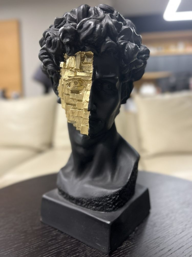 Глава Давид от Микеланджело със златен мотив