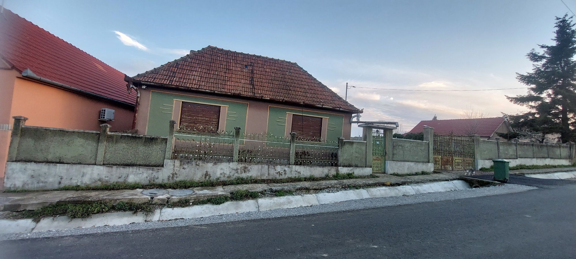 Casa de vanzare cu teren mare