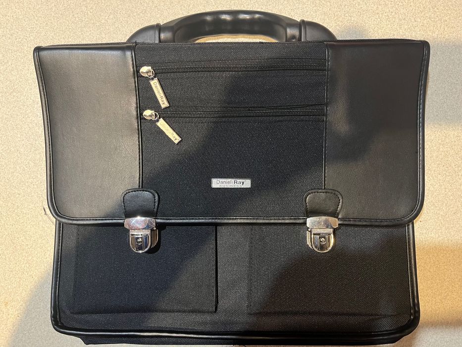Geanta laptop Daniel Ray solida si eleganta