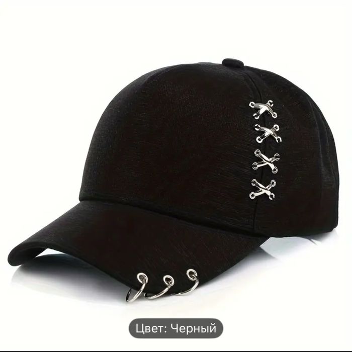 Черная кепка с металлическими вставками