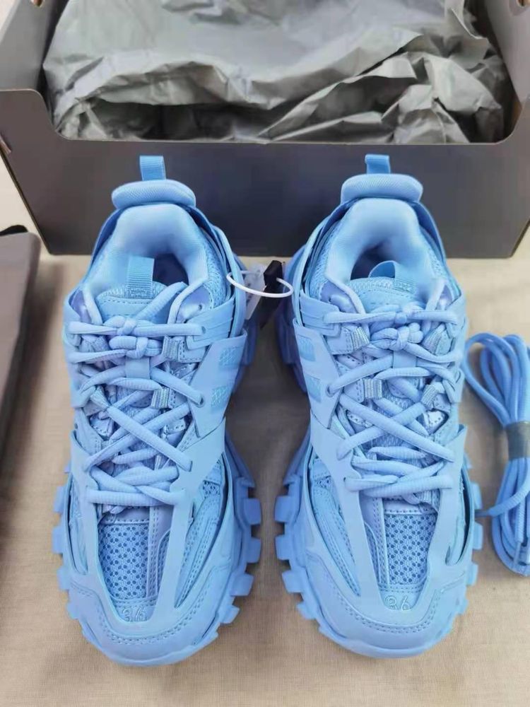 Balenciaga Track blue носени