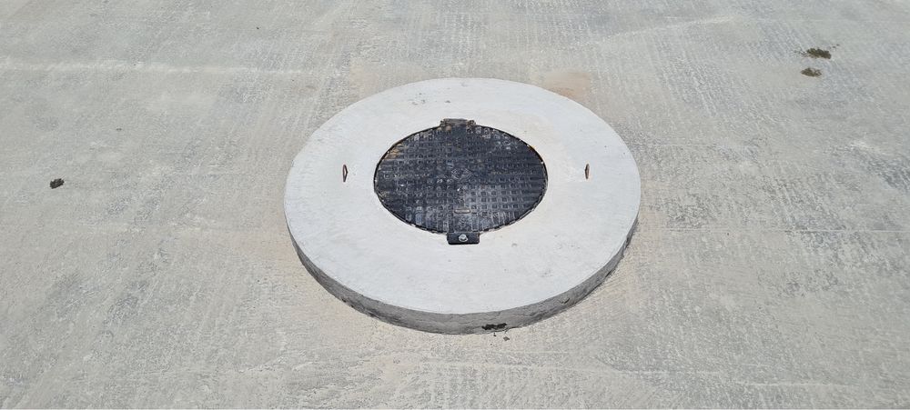 Capace din beton armat cu usa din fonta
