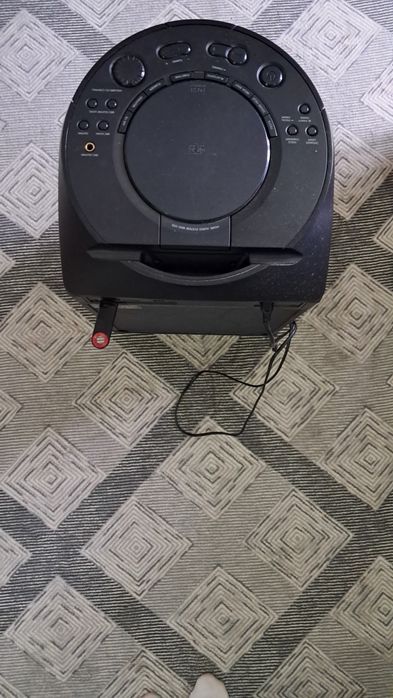 Продавам Sony Mhc-V13