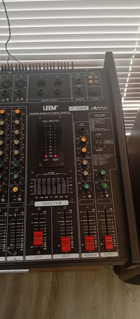 Пулт с вградено стъпало LEEM VP-308