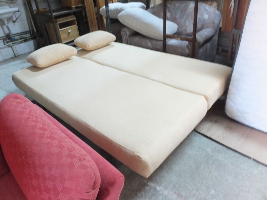 Canapea extensibila frumoasa crem 140x200 cu lada de depozitare+perne