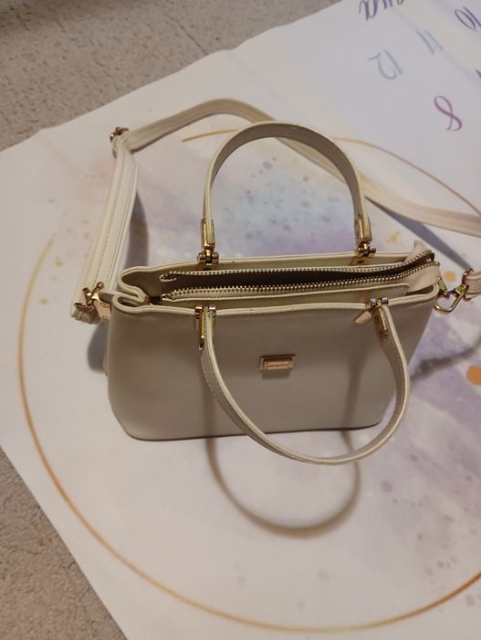 Елегантна бяла дамска чанта за през рамо