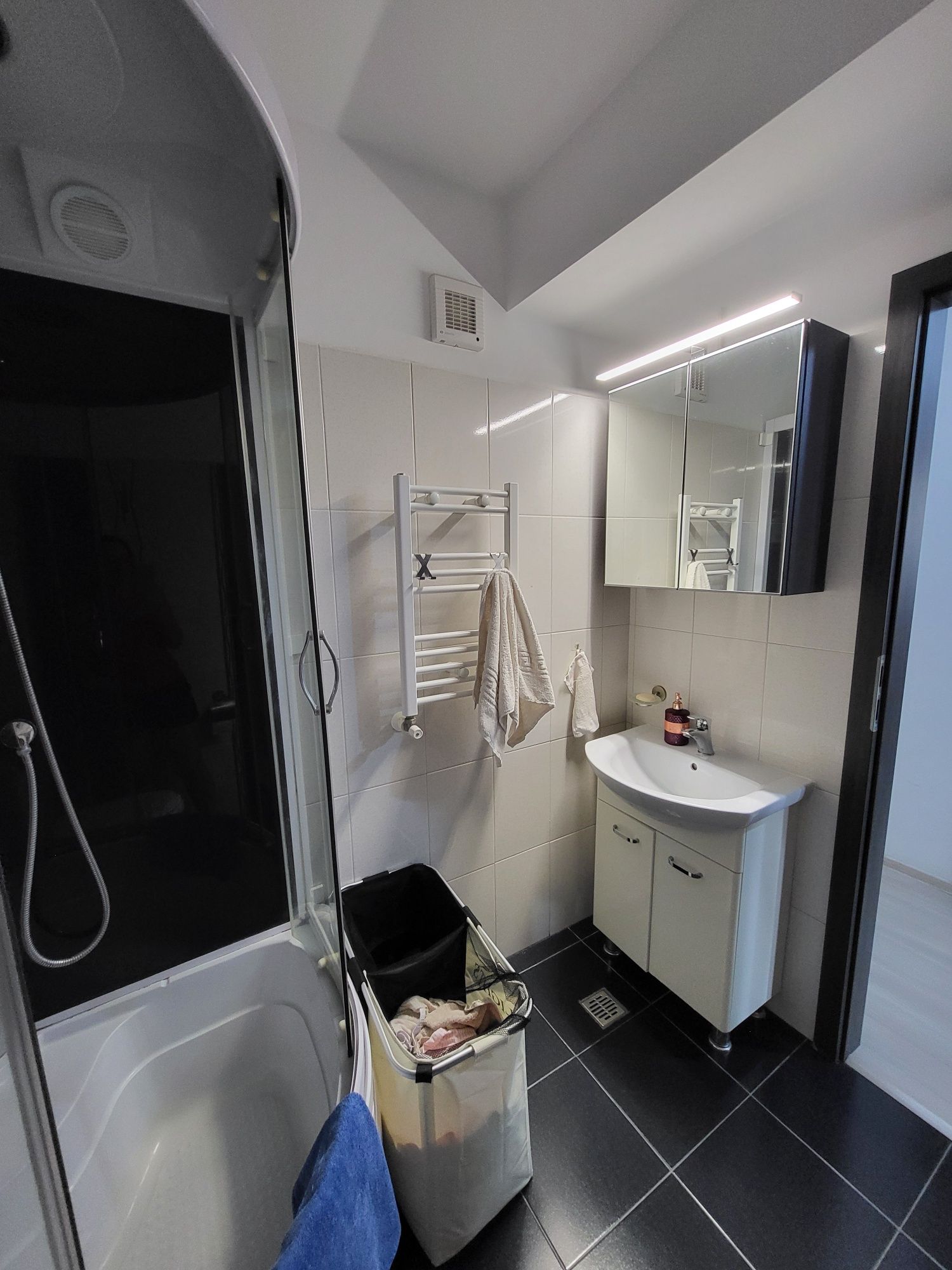 Apartament 3 camere si loc parcare
