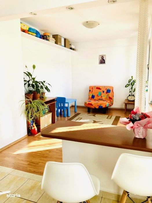 Apartament cu 3 camere in zona Cetatea Fetei , etaj intermediar