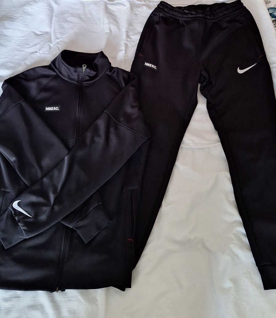 Продавам екип на nike.