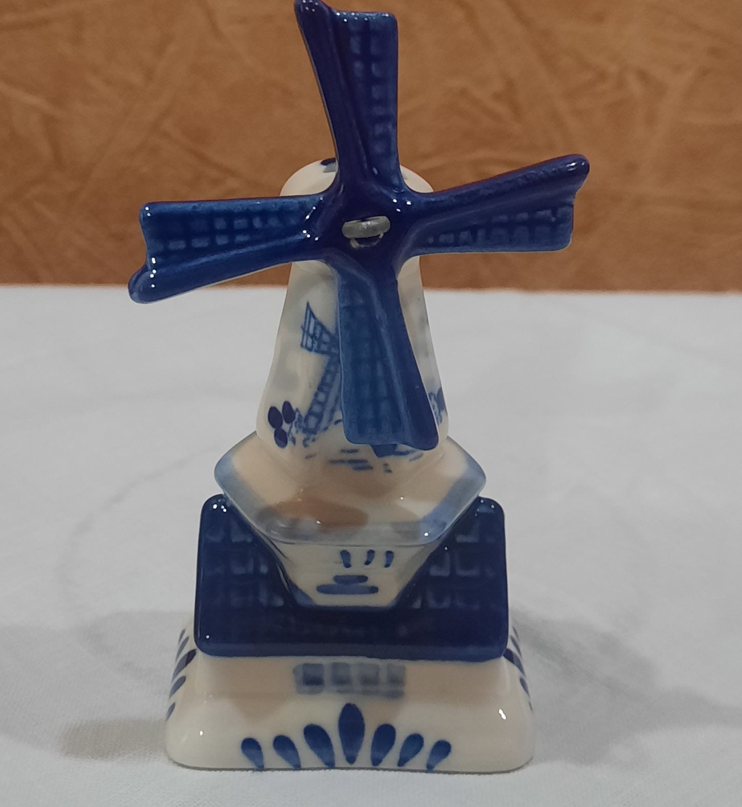 Миниатюрная фигурка ветряной мельницы из делфтского фарфора, Голландия