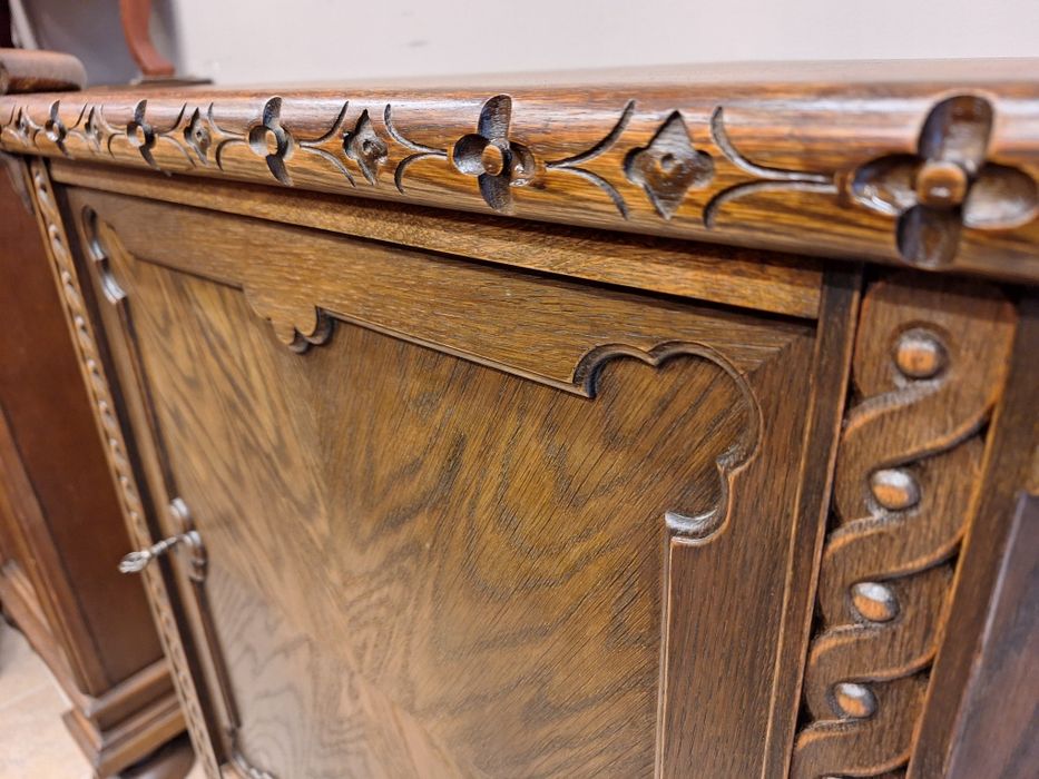 Винтидж ъглов шкаф с богата дърворезба