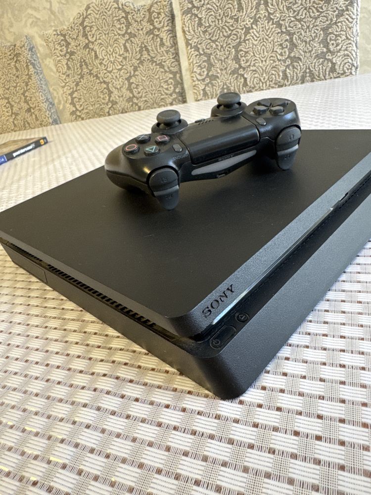 Продам ps4 в от отличном состоянии не лагает не вскрывали