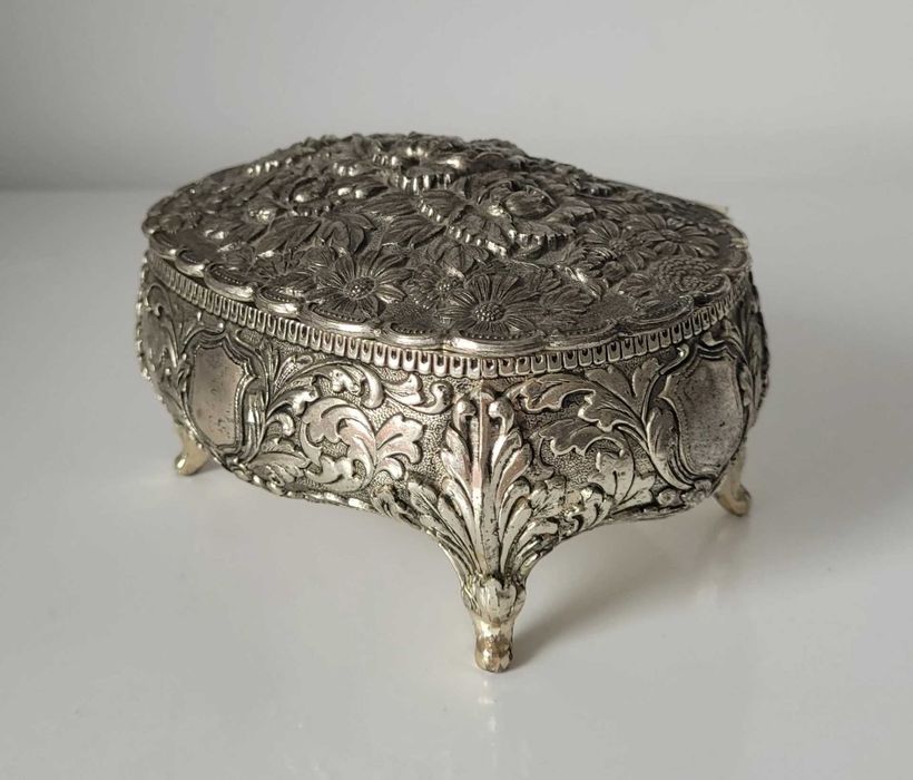 Cutie de bijuterii sau casetă decorativă din metal argintat,