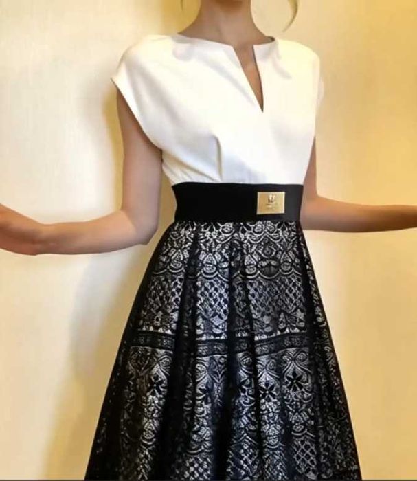 Элегантное платье с кружевной юбкой