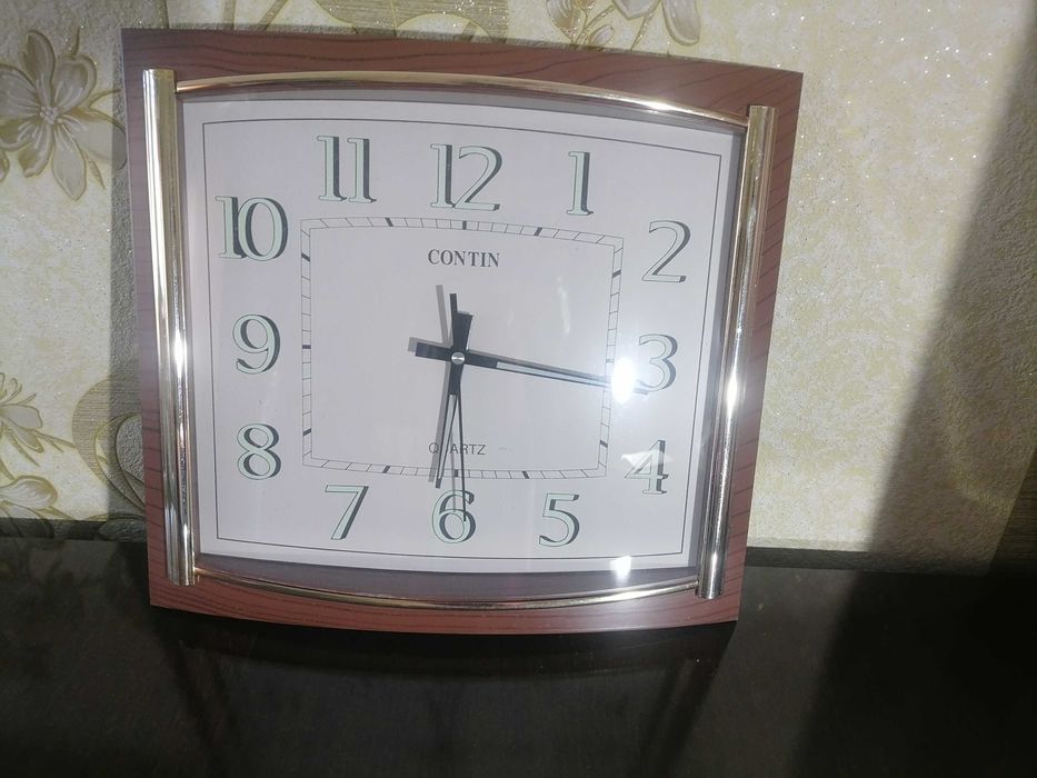 Часы настенные в хорошем состоянии