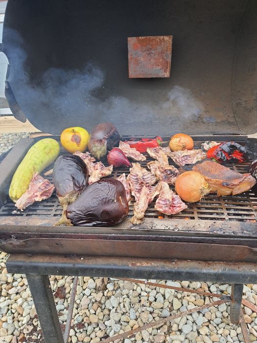 Grătar afumătoare pe lemn