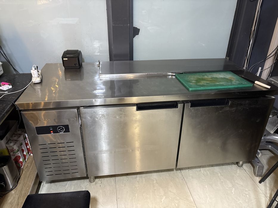 профессиональный холодильный стол