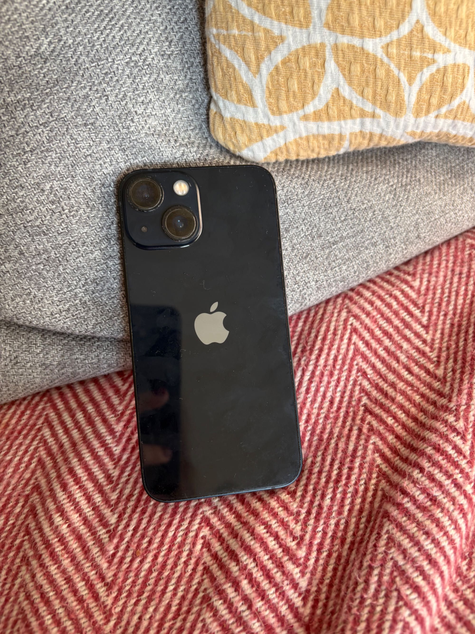 iPhone 13 mini, батерия 81%