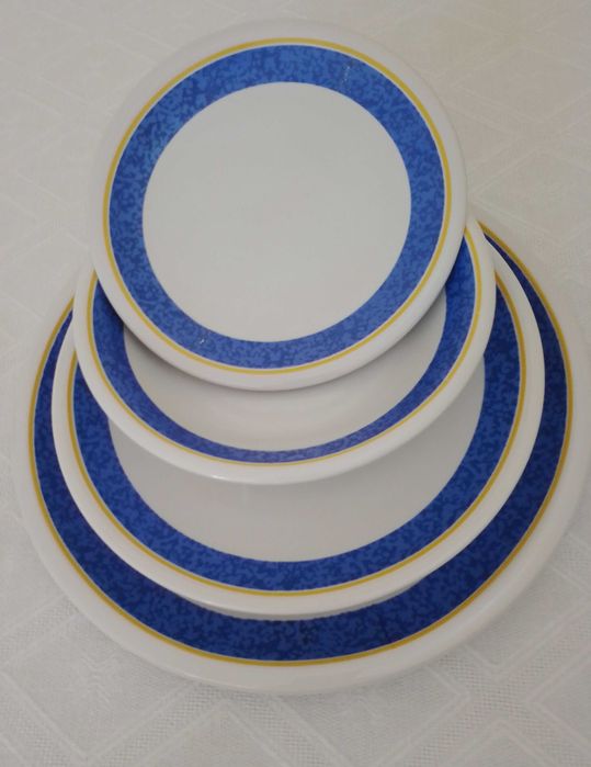 Порцеланов сервиз за хранене за 6 души/ 19 части