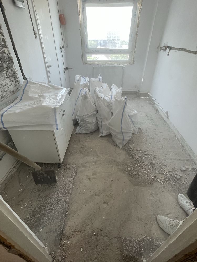 Debarasari / Demolari ,Moloz / Mobila poduri beciuri apartamente etc .