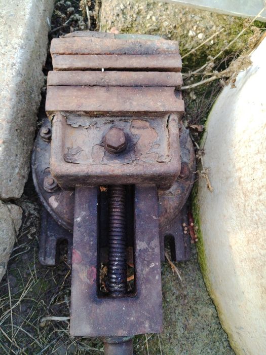 Menghină veche pivotanta