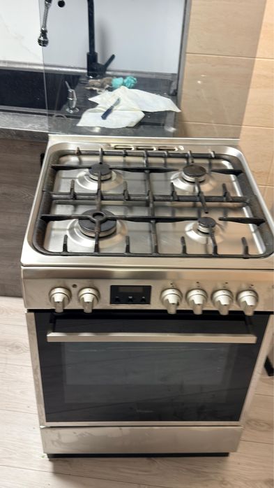 Aragaz pe gaz Whirpool si cuptorul electric