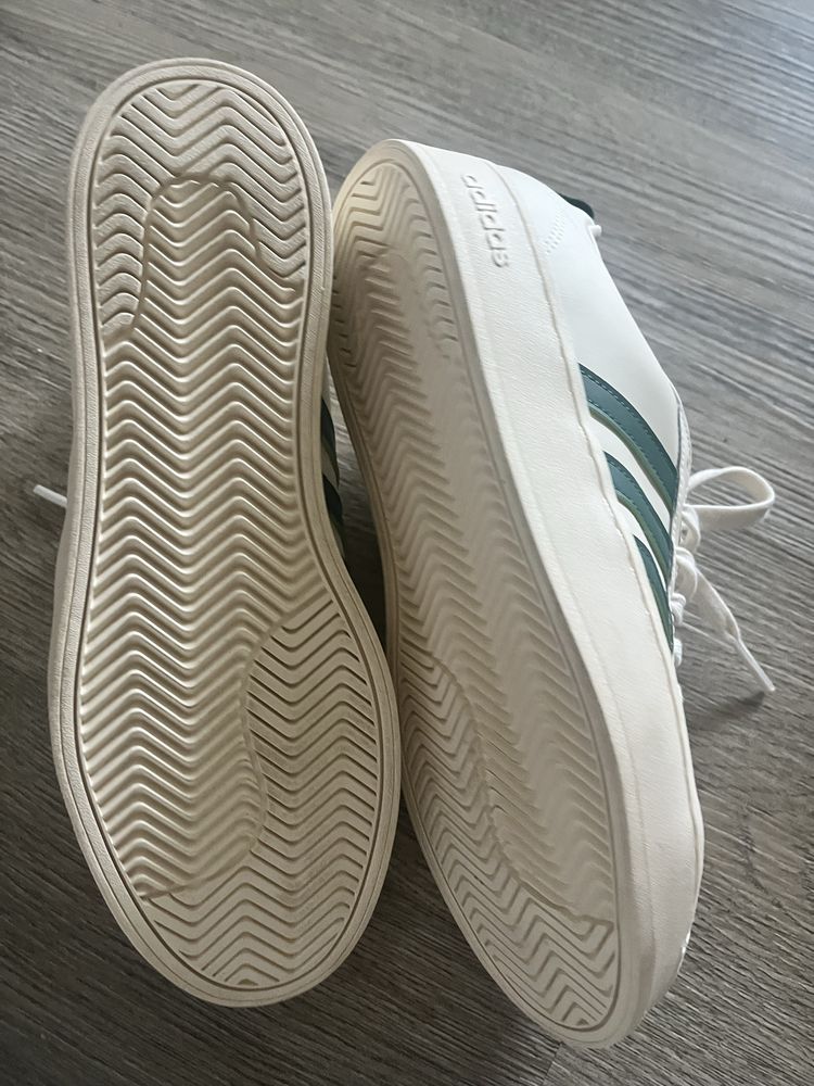Чисто нови кецове Adidas 41 1/3