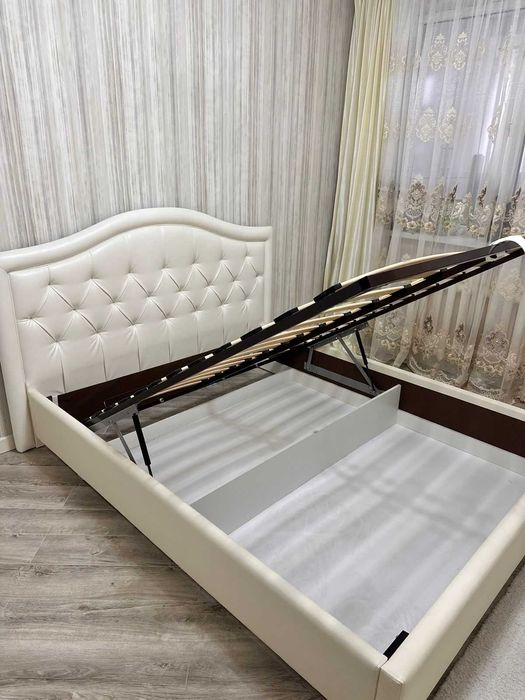 Двуспальная кровать