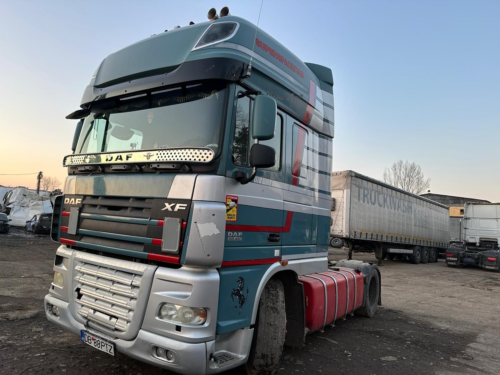 Doua bucăți Daf xf 105 și o semiremorca Schmitz de vanzare