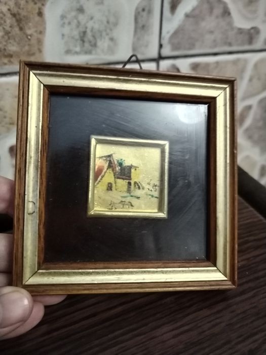 Obiecte de colecție cu foite de aur și pistol din bronz