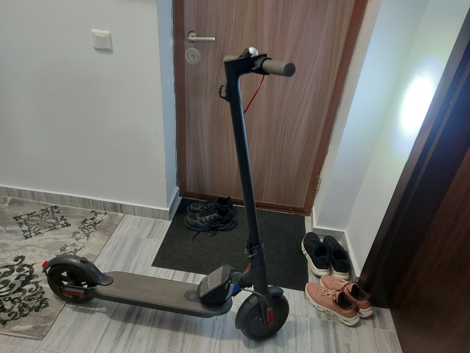 Vând trotineta Xiaomi m365
