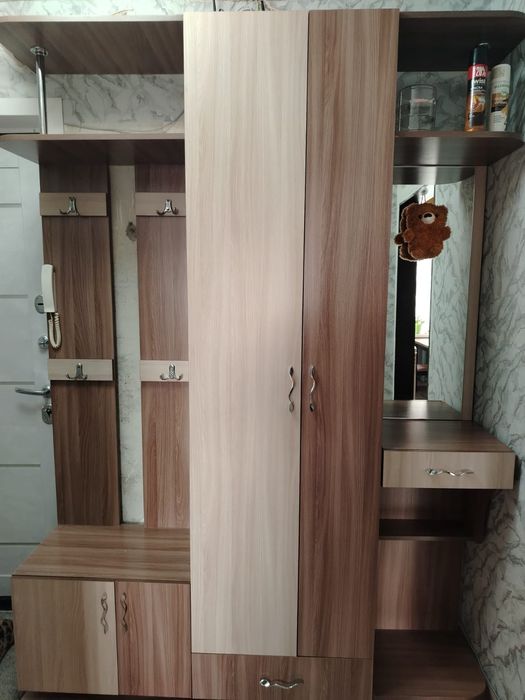 Продам прихожую .