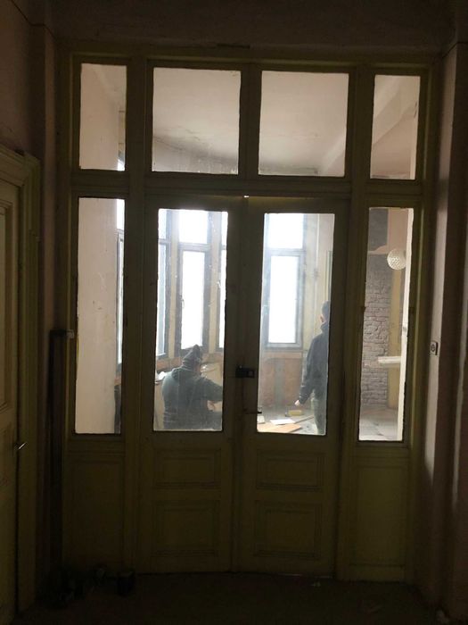 Usi originale,cu toc imbracat din lemn masiv-vechime 115 ani