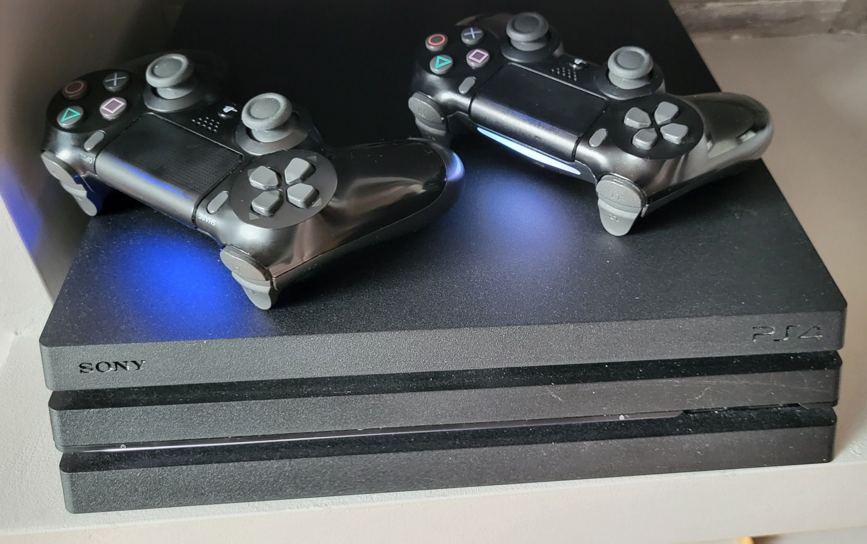 PS4 Pro Плейстейшън 4 Про с два джойстика и три игри
