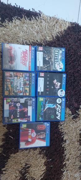 Playstation 4 с 2 джойстика и 7 игри