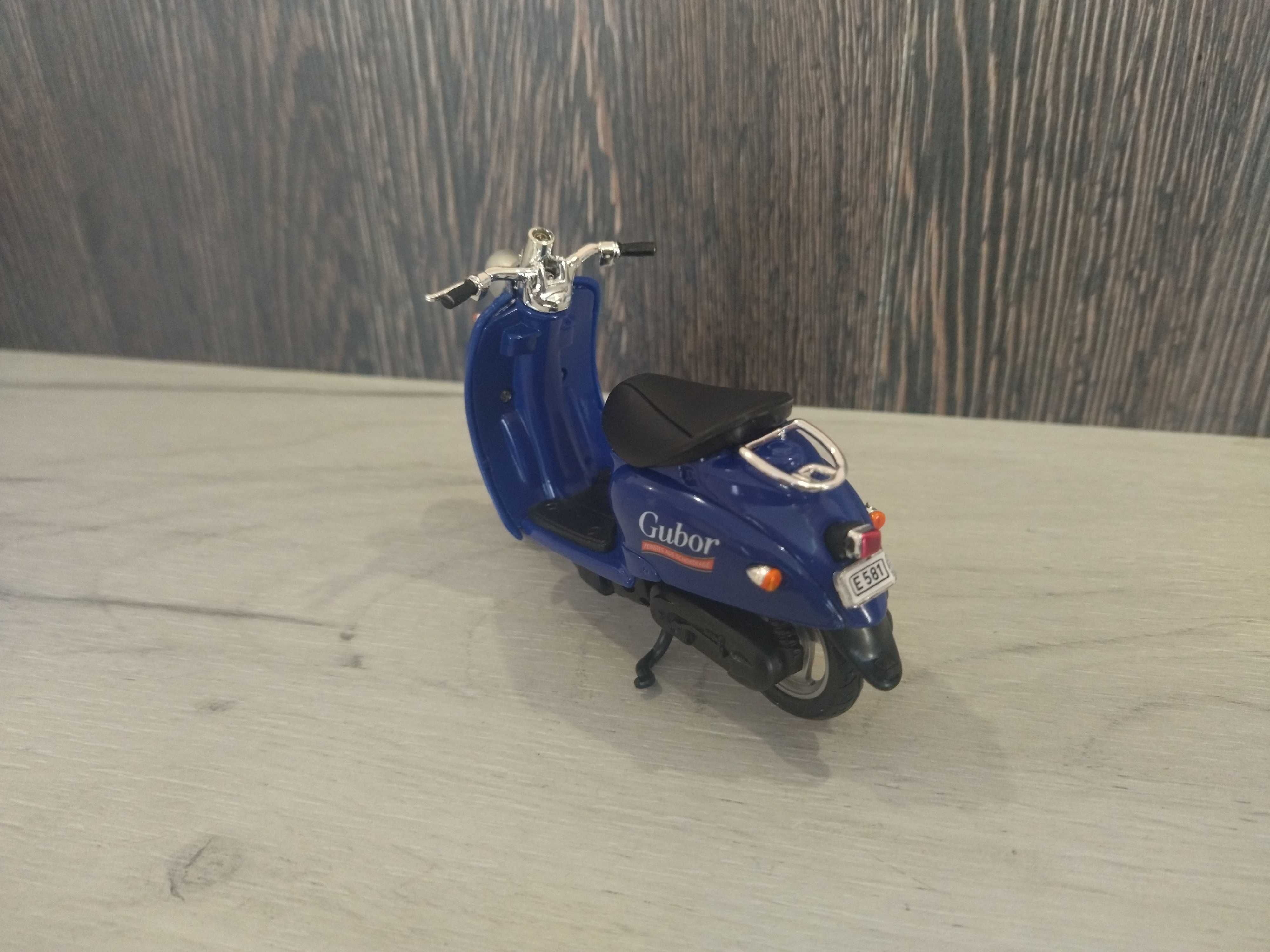 Метално скутерче Vespa !!!