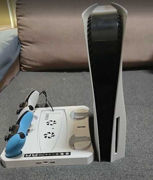 Playstation 5 + 2 контролера + стойка с вентилатор и зарядно